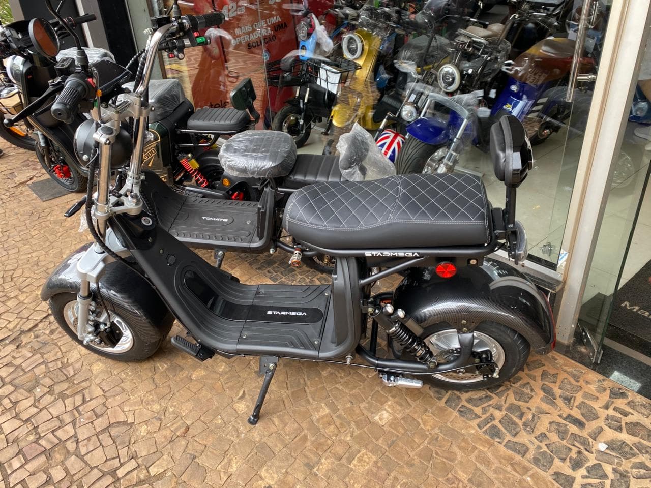 Bikes e scooters elétricas expostas em uma loja Arena